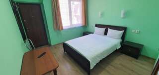 Отель Luxor Inn & Suites Черновцы Стандартный двухместный номер с 1 кроватью-1